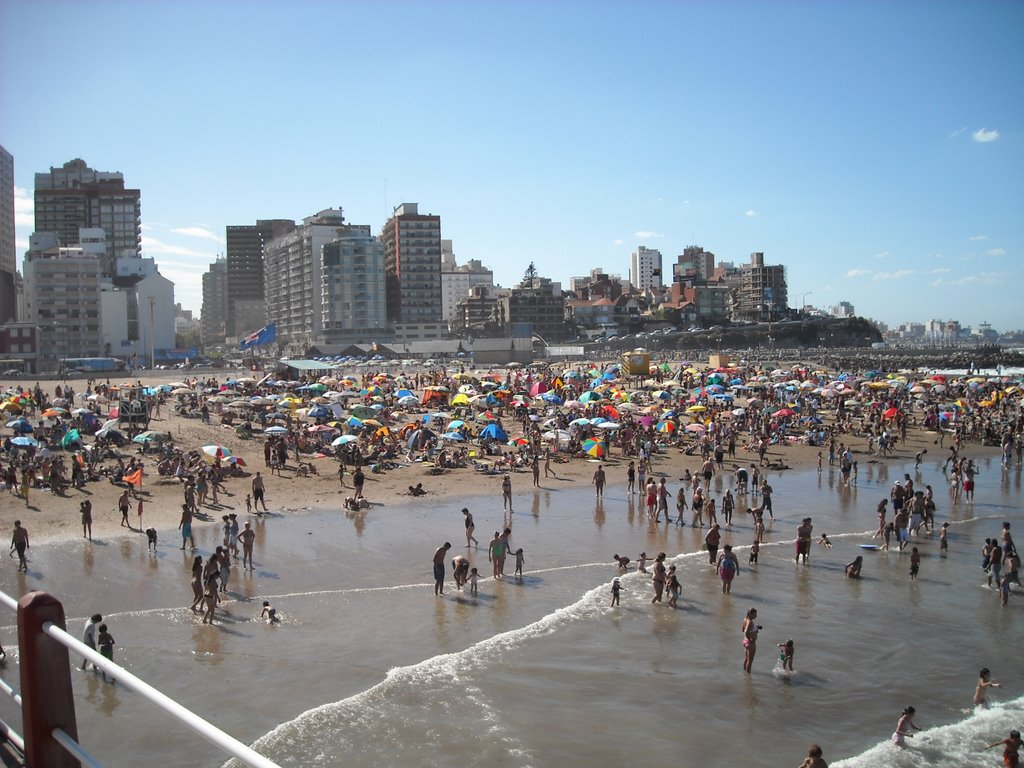 Playa de los Ingleses desde el espigón by Matha Burroughs