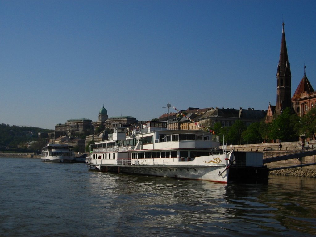 A Batthyány-téri hajókikötő... by Dénes László