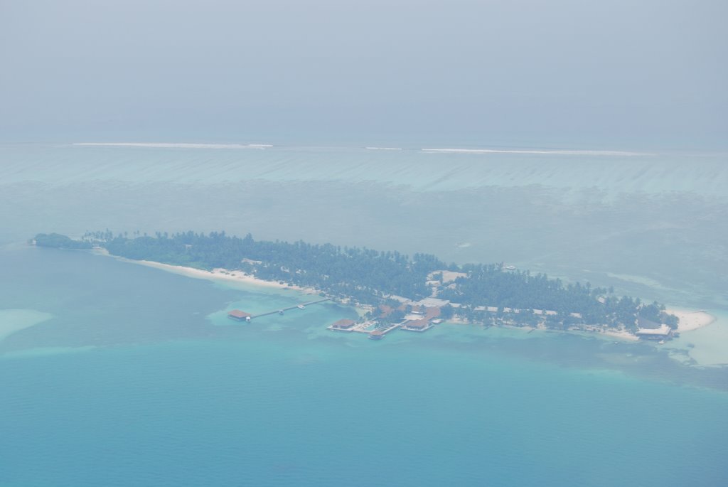 Club Faru from the Plane by Reiseblog