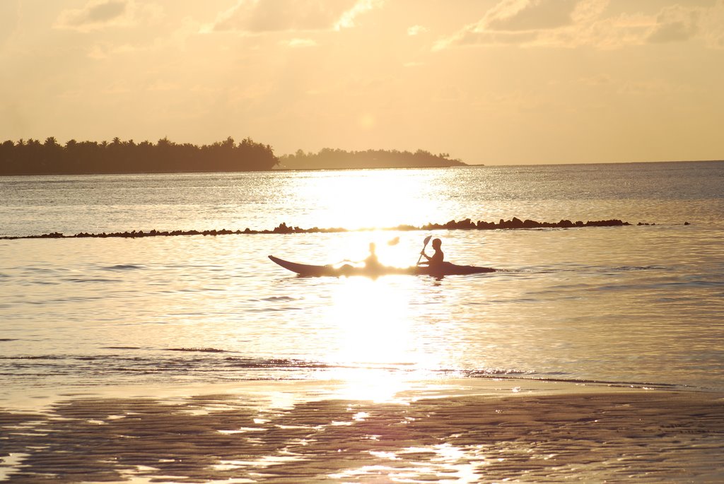 Kanu im Sonnenuntergang - Maldives / Malediven by Reiseblog