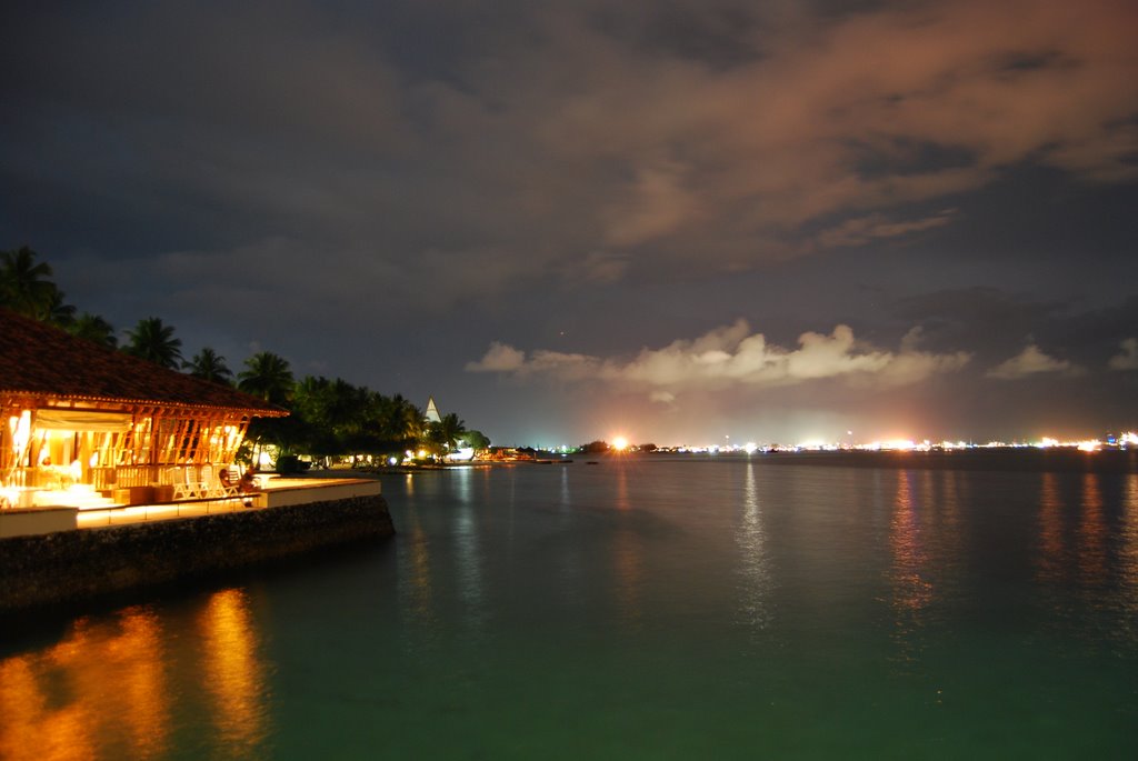 Club Faru and Male at Night - Maldives / Malediven by Reiseblog