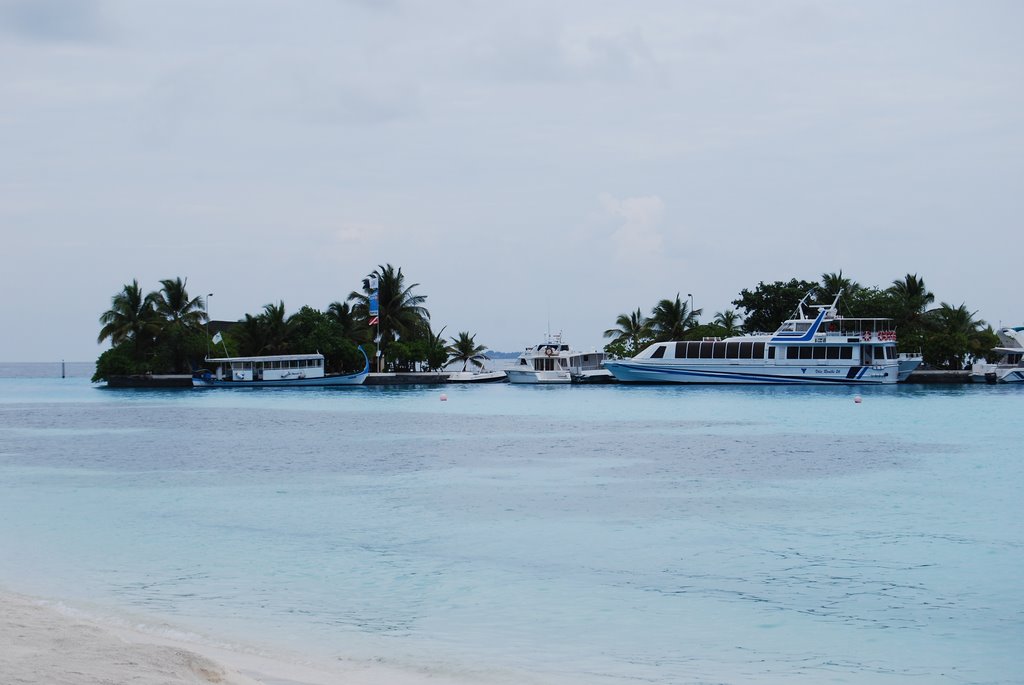 Paradise Island Harbour - Maldives / Malediven by Reiseblog