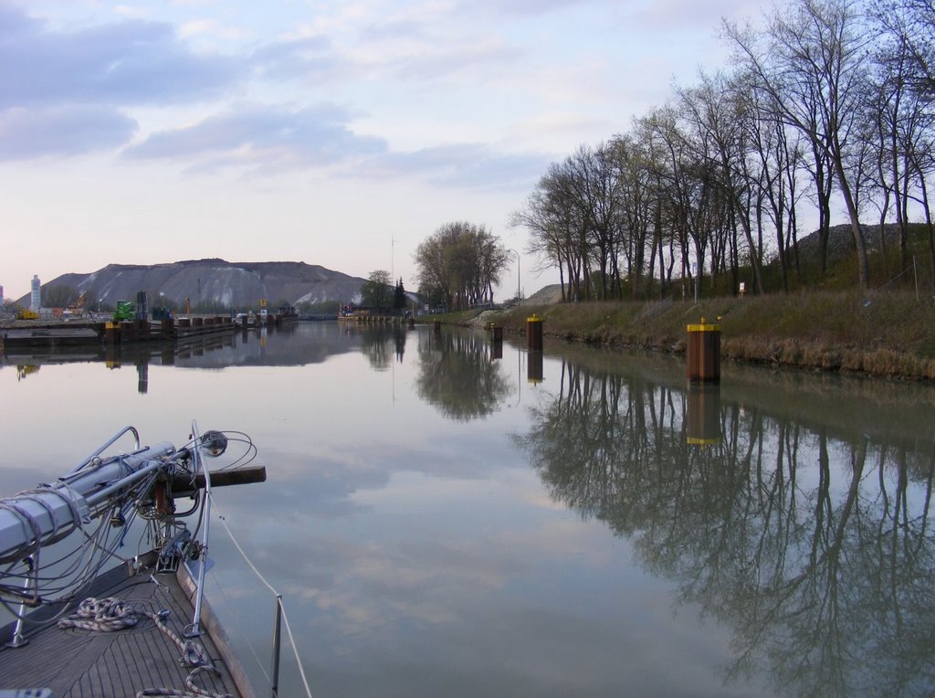 Annäherung an Schleuse Sehnde, im Hintergrund der Kaliberg ... by Holger Tebbje