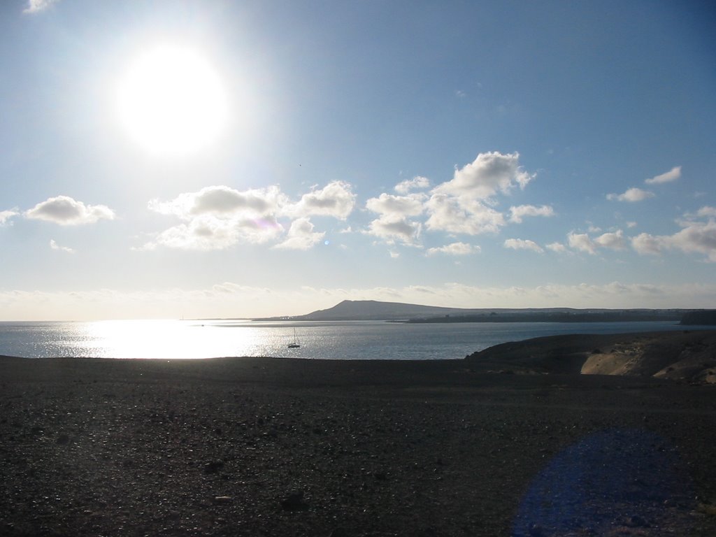 Sur de Lanzarote al atardecer desde la playa del Pozo by Ultimo Mohikano