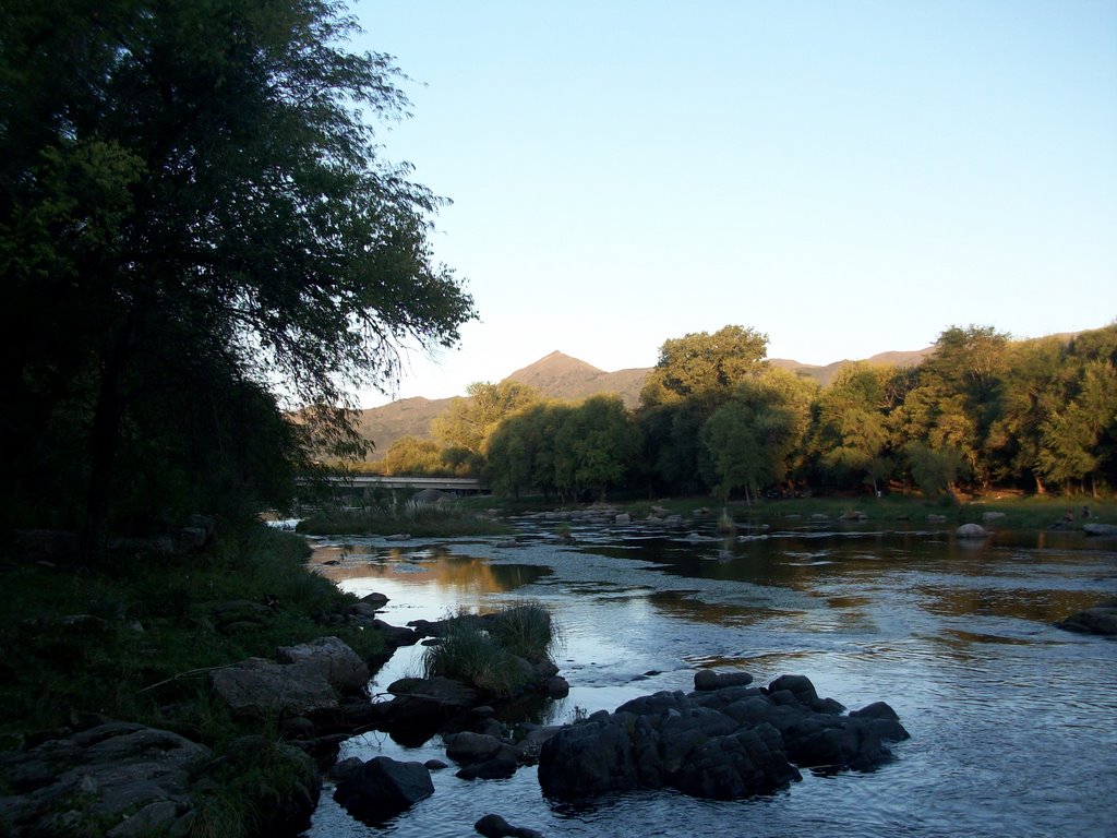 Balneario municipal "La Toma", en la ciudad de Cosquín. Un muy bello lugar para pasar el día. (foto: Frank Boore).- by Frank Boore