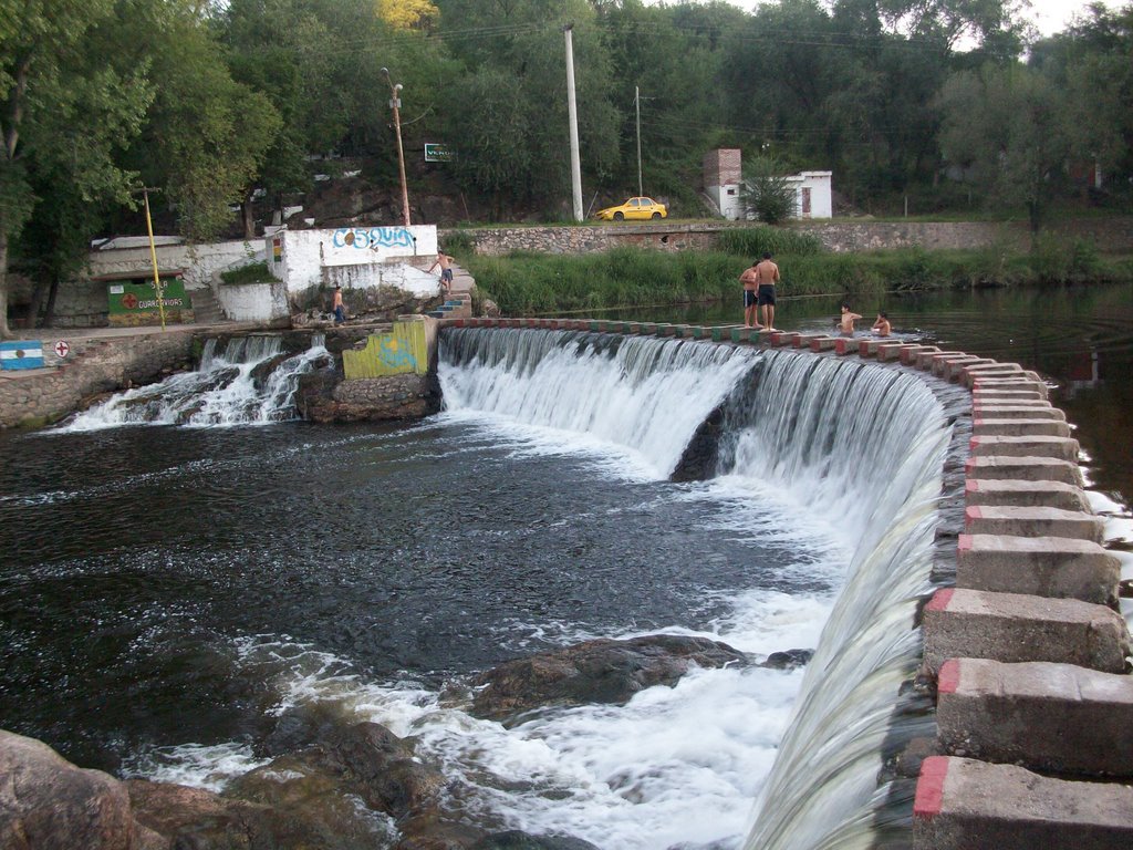 Balneario municipal "La Toma", en la ciudad de Cosquín. Un muy bello lugar para pasar el día. (foto: Frank Boore).- by Frank Boore