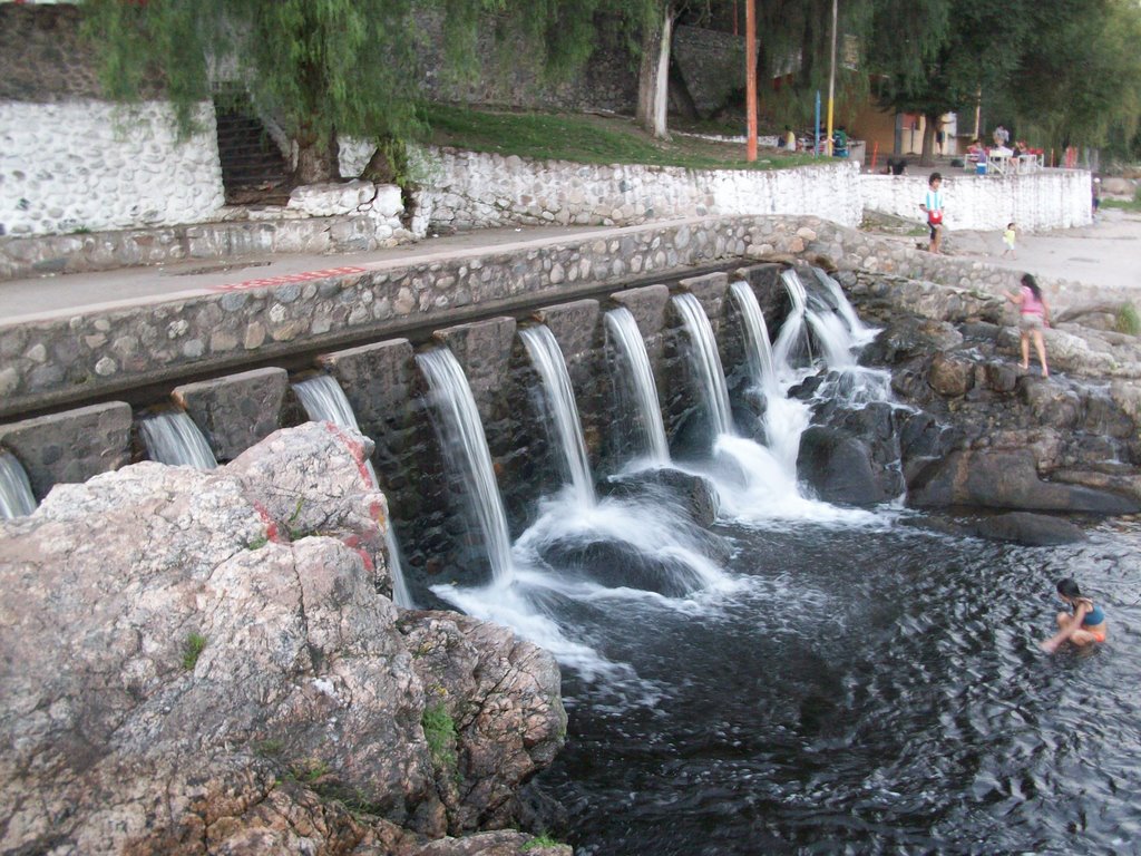 Balneario municipal "La Toma", en la ciudad de Cosquín. Un muy bello lugar para pasar el día. (foto: Frank Boore).- by Frank Boore