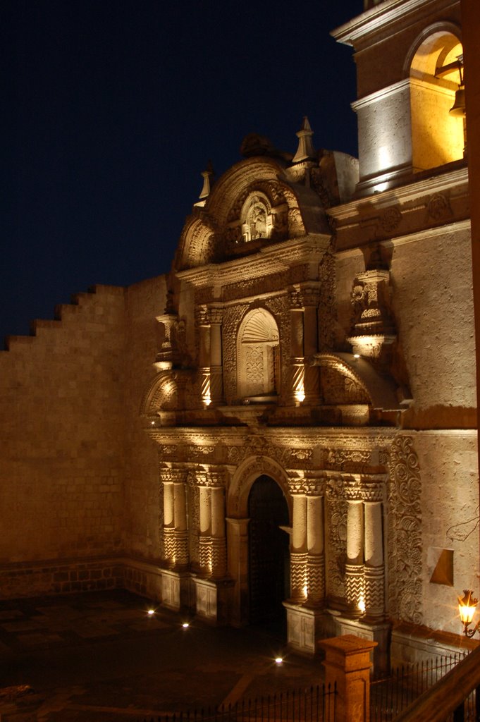 Teilansicht der Fassade der Kirche Santo Doming by limpen