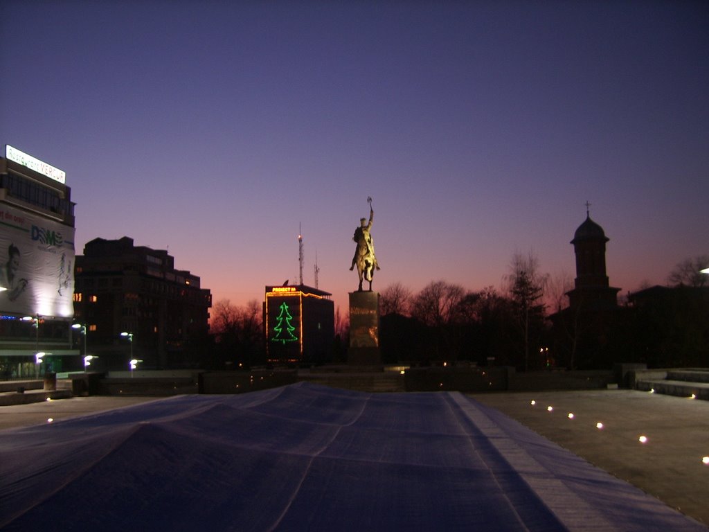 The musical fountain and the statue of Mihai Viteazul by tibitza