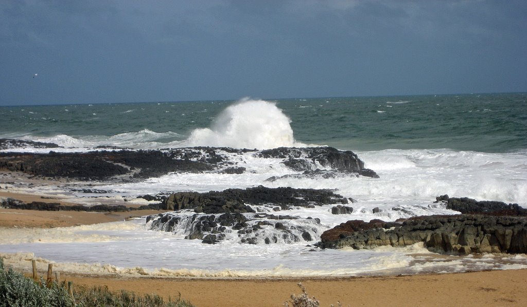 Coastal erosion of basalt at bunbury western australia by Gervo