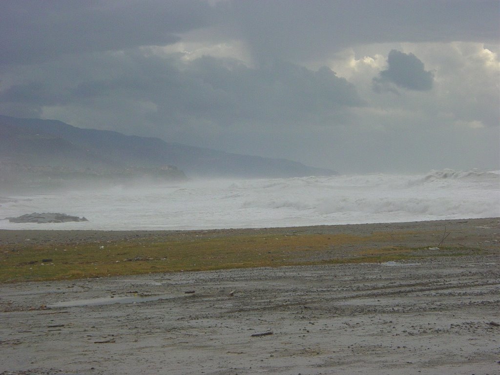 Paola - Mare tempestoso in inverno by Paolo Perrotta