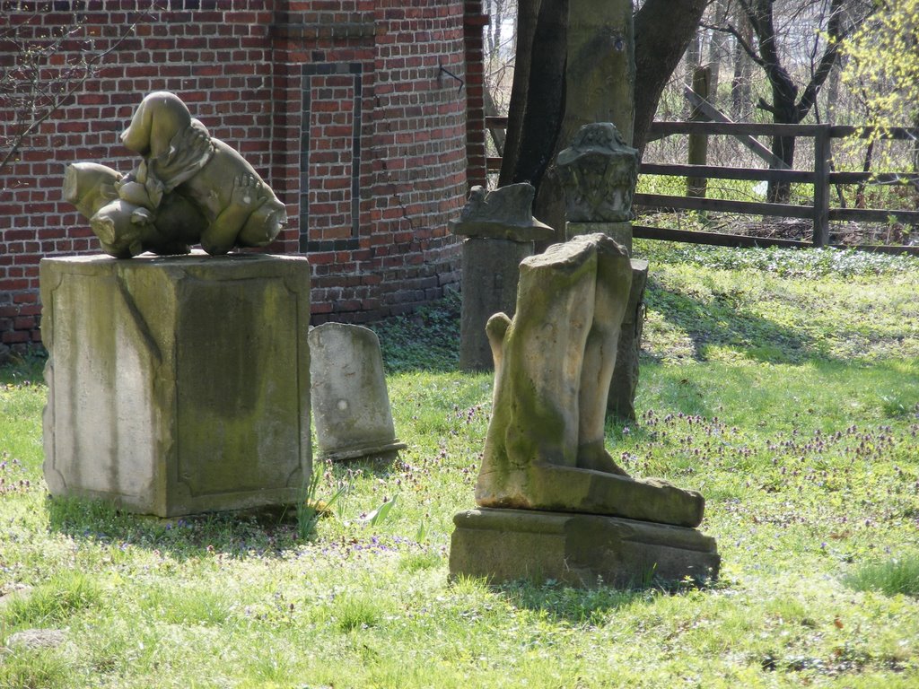 Chocianów gminne miasteczko w powiecie Polkowickim.Zdewastowane figórki kamienne stojące i niegdyś nalerzące do Pałacu w Chocianowie-2009r by Andrzej Brudziński