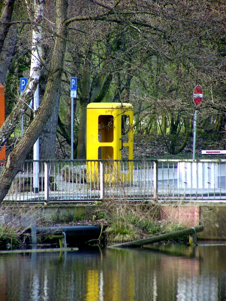 Telefonzelle in Gelb by Christian Güttner