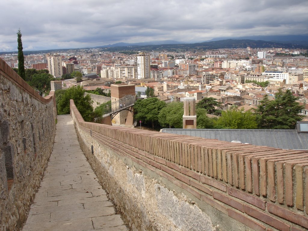 Muralla a Girona by Albert J