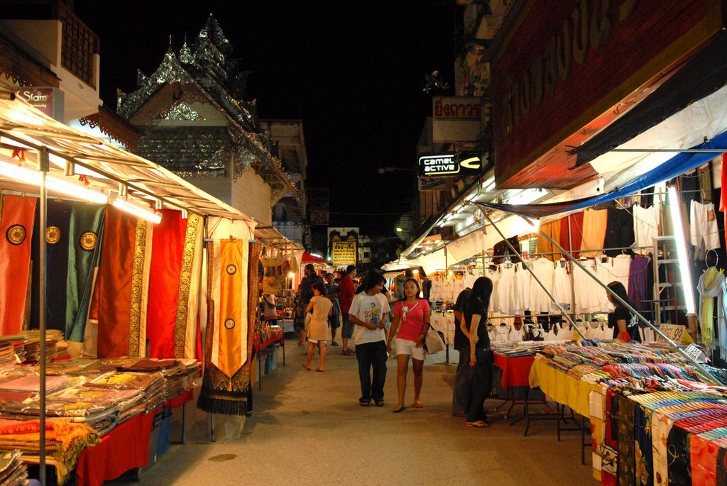 Chiang Rai Night Market by Juan Carlos Morla Bayón