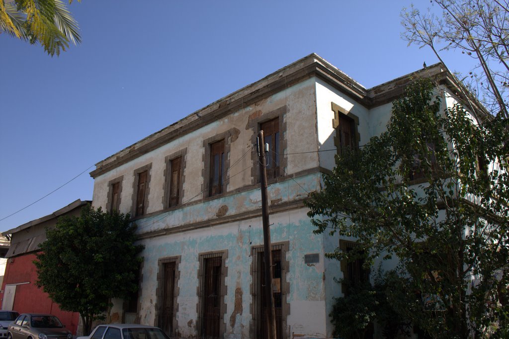 Casa en Libertad y Argentina. Guadalajara by Hugo Vázquez