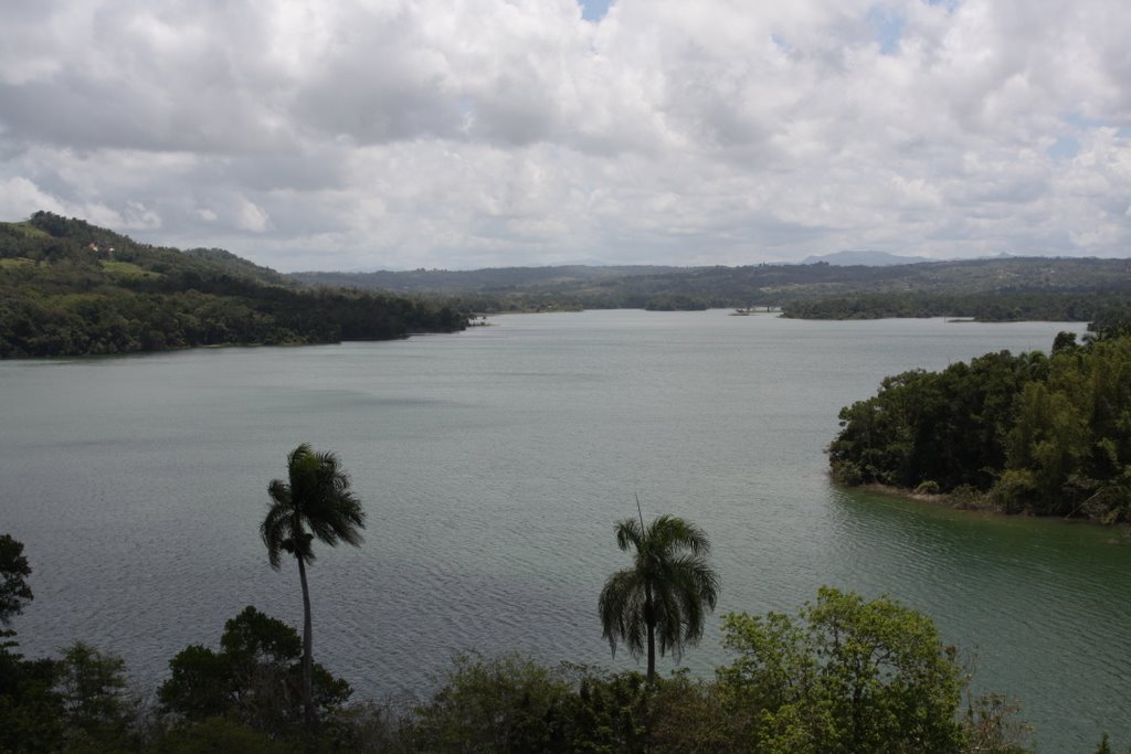 Lago Guajataca-San Sebastian by Ricardo David Jusino