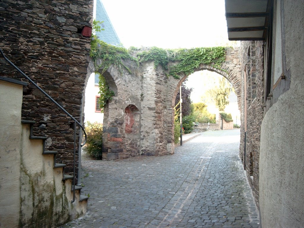 View through the arch in the Brunnenstrasse in Fankel by Norbert Schuster