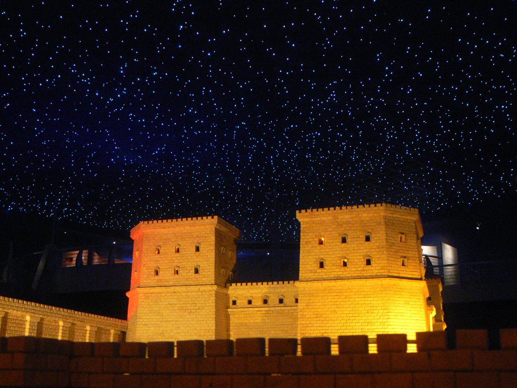 Centro Cultural Jerusalem - Detalhe da Fortaleza Antonia com céu estrelado simulando noite by Marcelo Osandabaráz