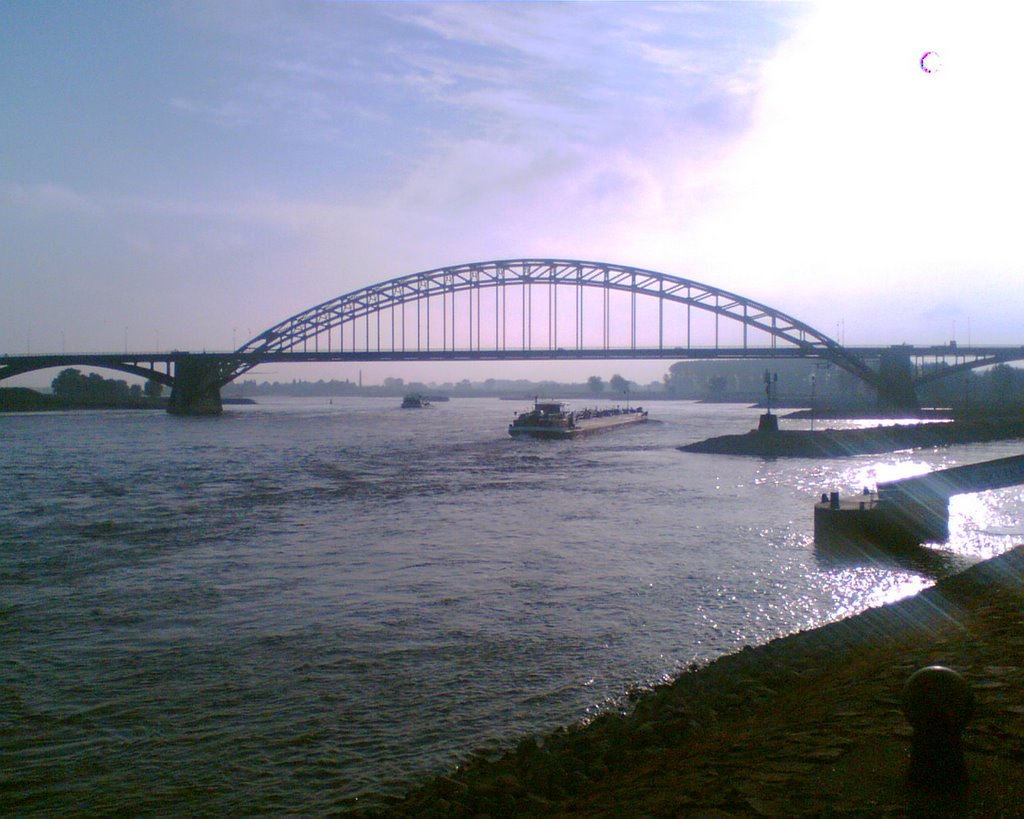 Waalbrug by Hans Scholte