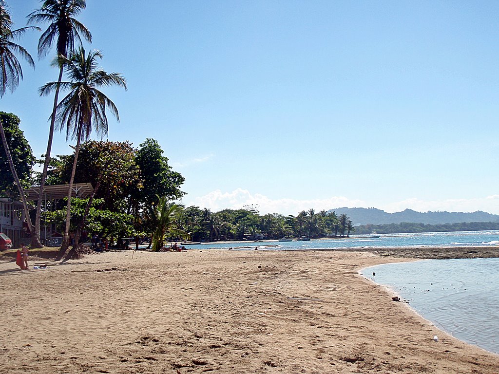 PLAYA PUERTO VIEJO DE LIMON by Yamil Herrera A