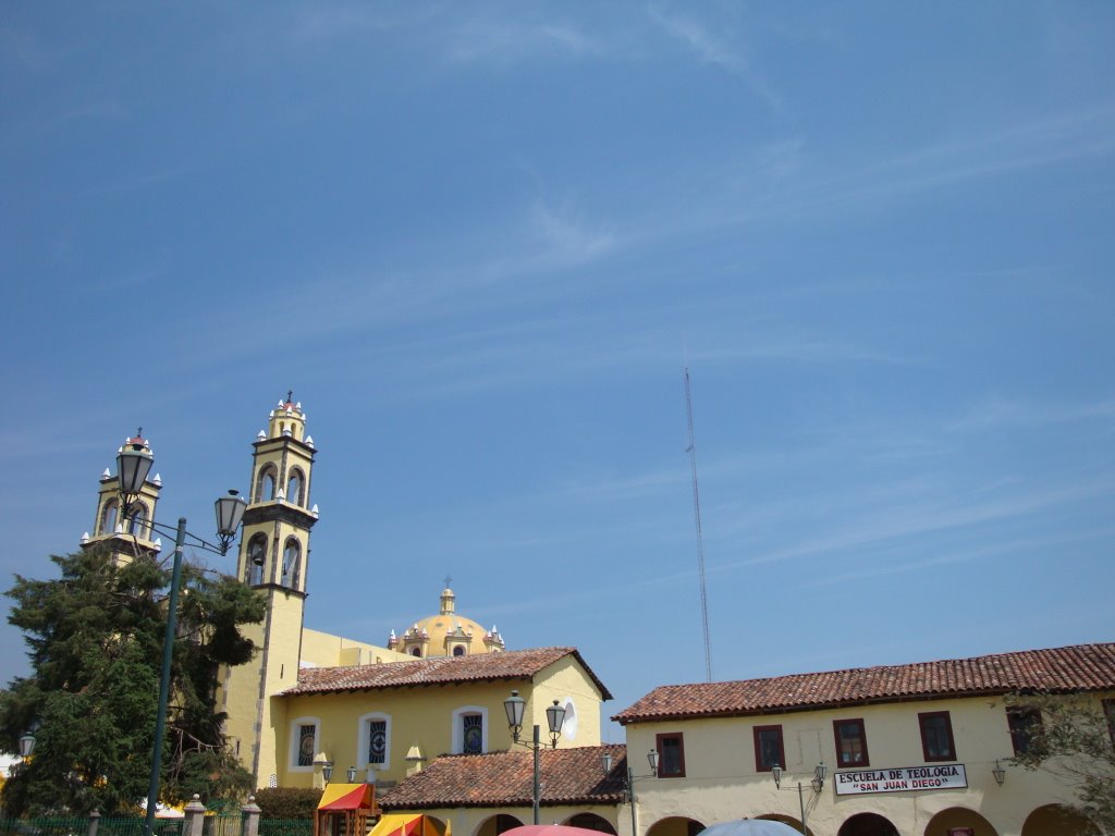 Vista de la iglesia de San Pedro y la escuela by Alejandro Guzmán Rob…