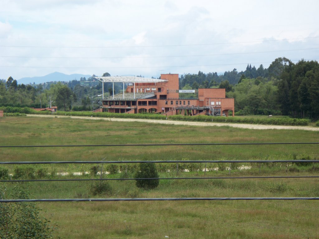 ANTIGUO HIPODROMO LOS COMUNEROS by HERNANDO  MARTINEZ ALVAREZ