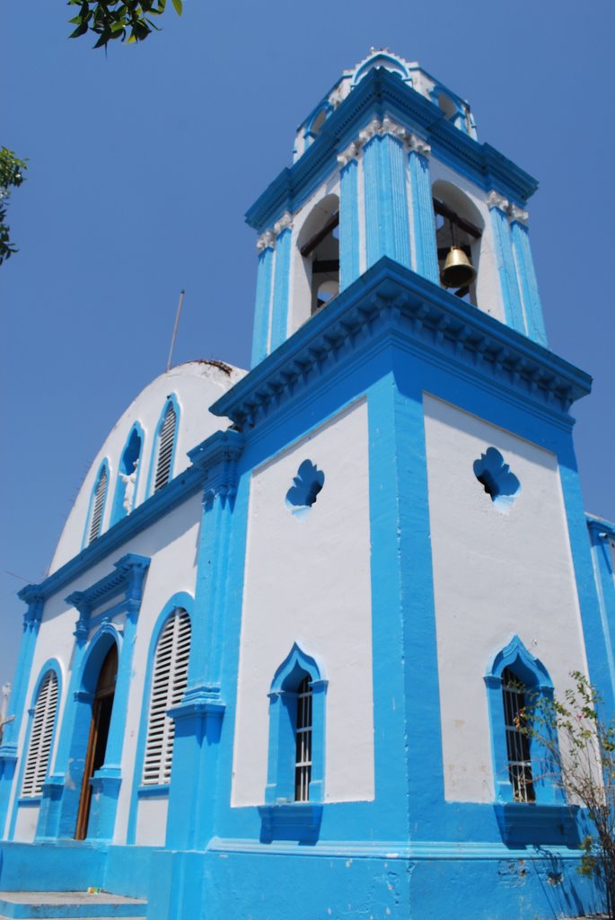 Iglesia albiazul en Atoyac by Raúl Muñiz