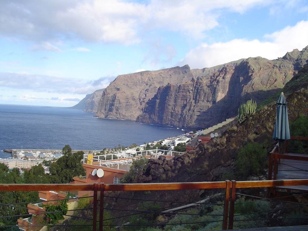 Los Gigantes by Jan Hoppe