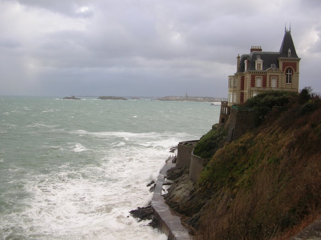 Roche Brune dans la tempête by DINARD SERVICES