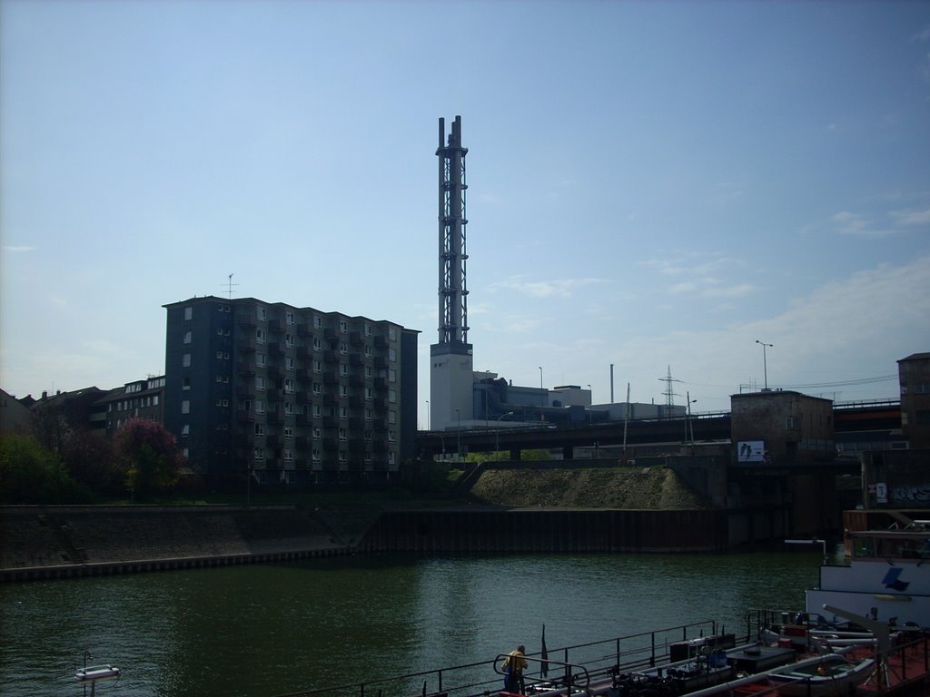 Duisburg Innenhafen Stadtwerke-Turm 2009 by DortmundWestfalica