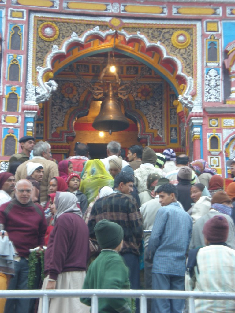 Badrinath temple from inside by viney2001in