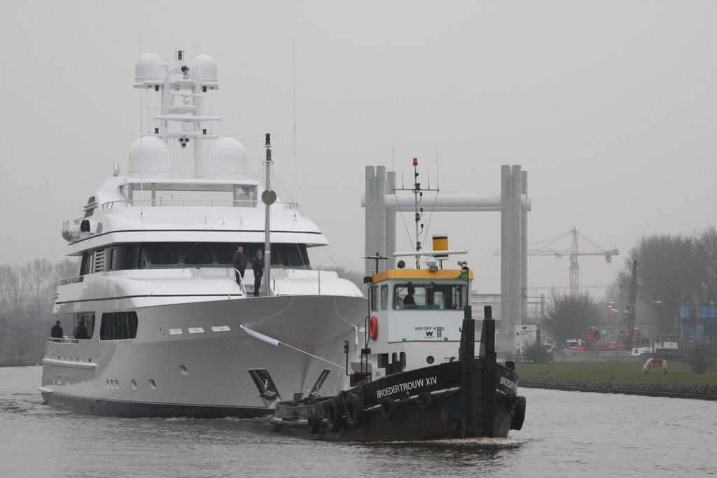 Superjacht bij spoorbrug Gouda by Ruud Visser