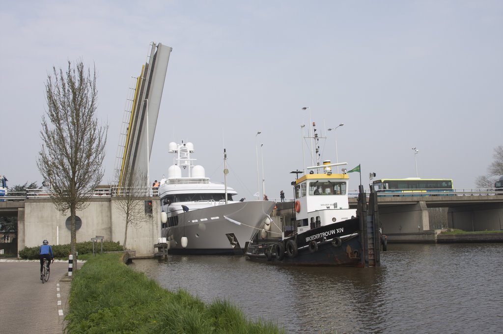 Superjacht passeert Coeneoopbrug by Ruud Visser