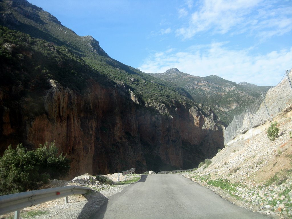 CARRETERA DE OUED LAOU A CHAOUEN. MARRUECOS. by Carlos Cuerda