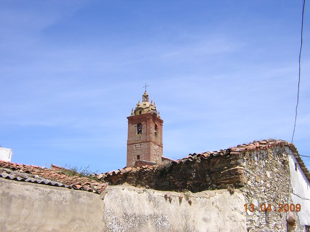 Iglesia de Fuenlabrada desde calle el Laurel by Luis Miguel Cano