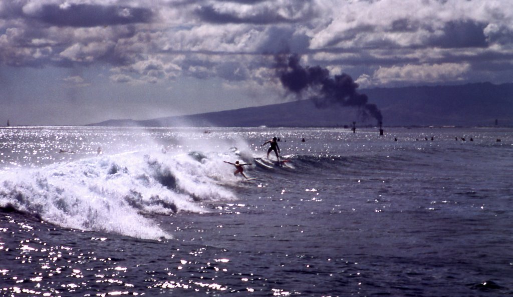 Surfing Honolulu by tommyj