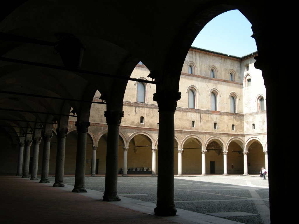 Cortile della rocchetta. castello sforzesco Milano. by maes maestri