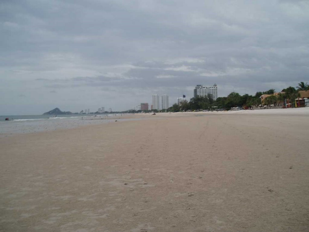 Hua hin Beach. In the evening. by From-Oslo