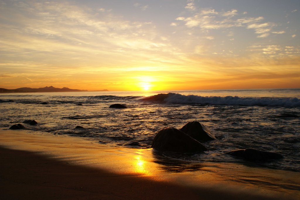 Amanece en Costa Azul by Pedro Velderrain