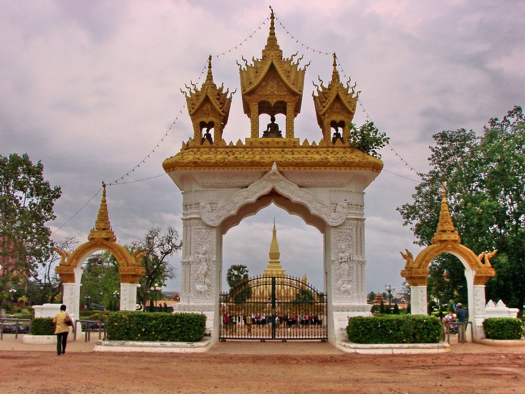 That Luang main gate by kroomong