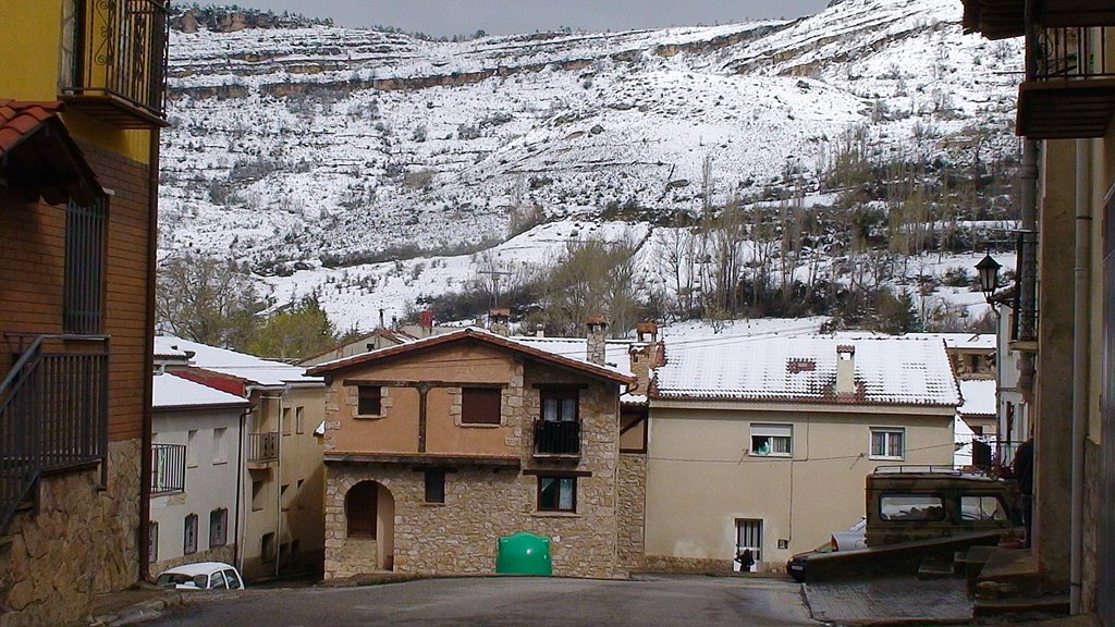 Casita recién construida en madera y piedra.entre otras ya reformadas. by ljimen3