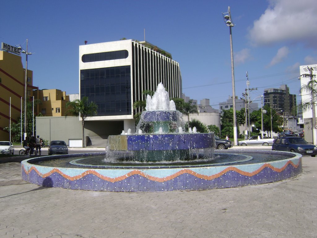 Chafariz da Rua da Praia, tendo ao fundo a Prefeitura Municipal de Macaé. by Paulo Noronha