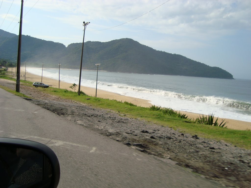 Praia as margens da BR 101, Rio-Santos/Trecho de Boiçucanga. by J. C. de Carvalho