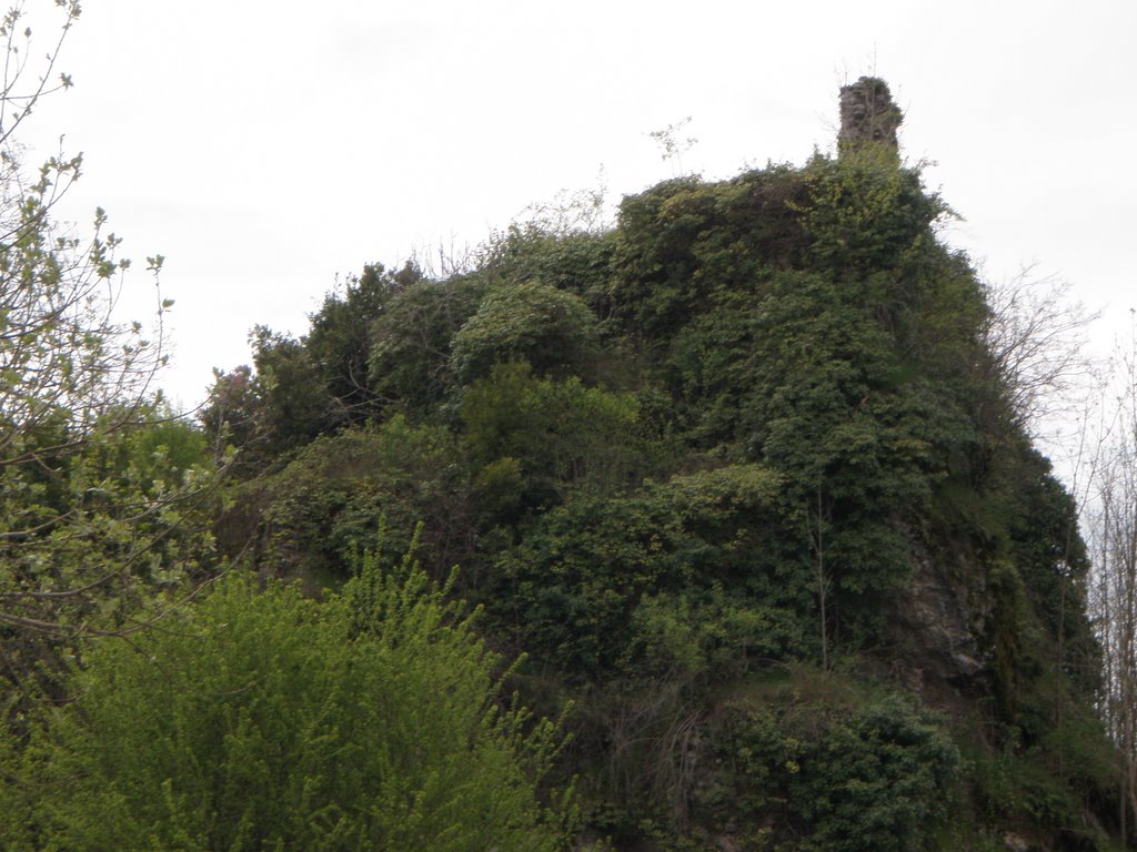 Ruines du Château, Taurignan-Castet (09) by katricoin