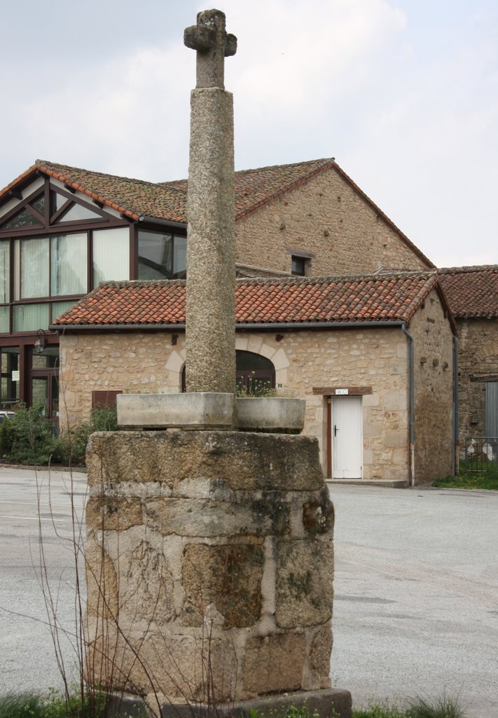 Compreignac : croix place de l'église by macrobert