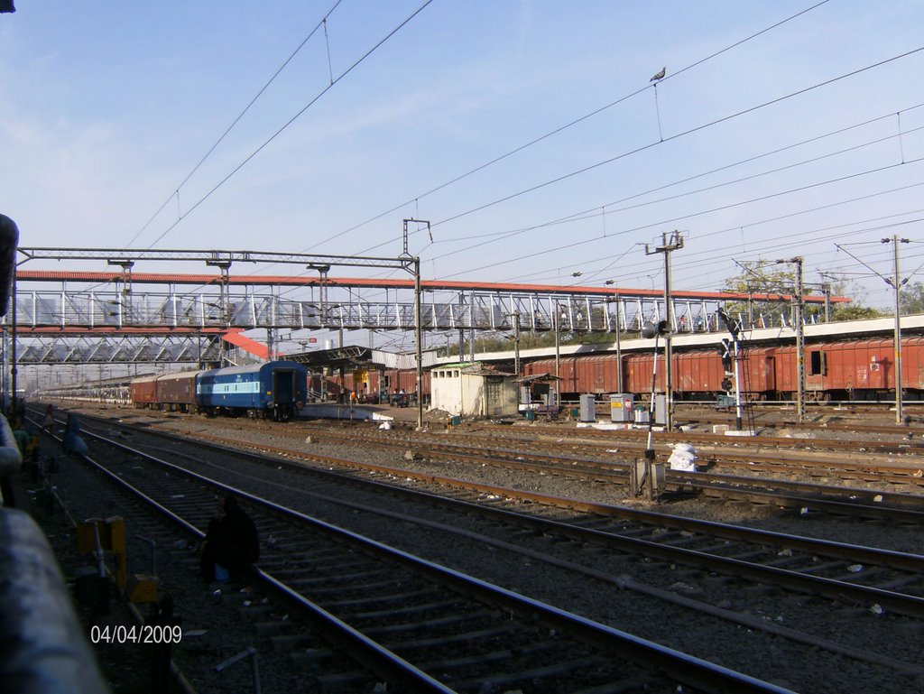 Ratlam railway Station Inside by somzworld