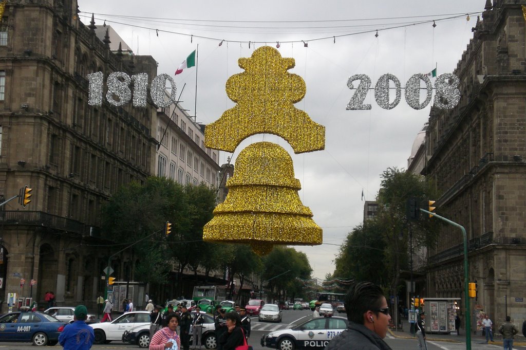 Av. Veinte de Diciembre by La Pavana