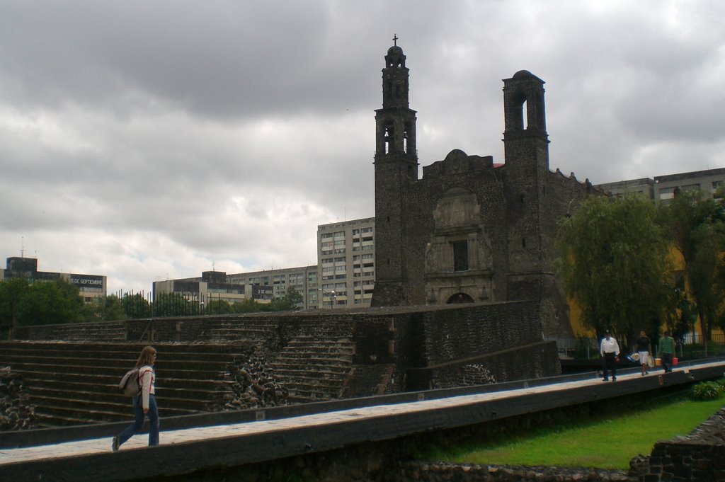 Plaza de las Tres Culturas 2 by La Pavana