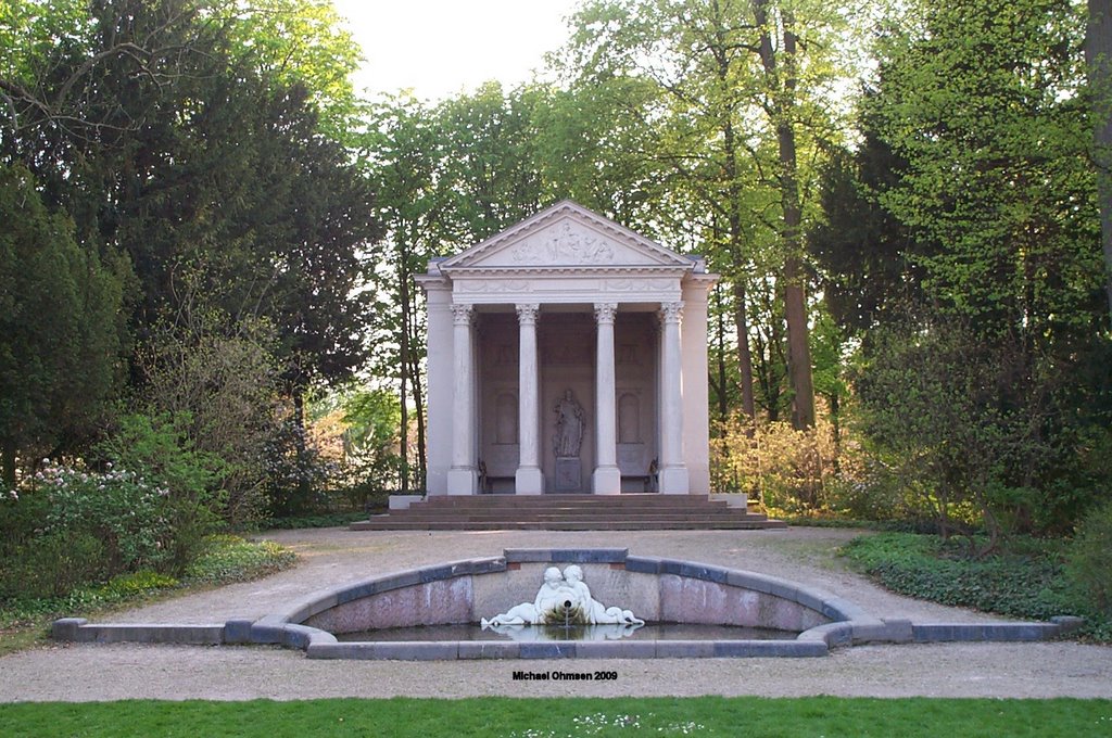 Minerva-Tempel im Schlosspark des Schwetzinger Schlosses by Michael Ohmsen